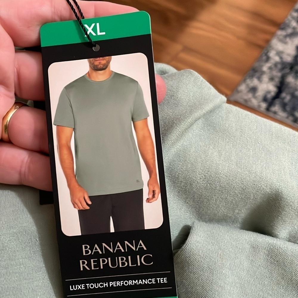 - Banana Republic men’s shorts sleeve tee